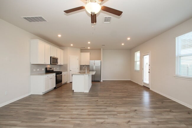 Building Photo - 137 Outlaw Dr