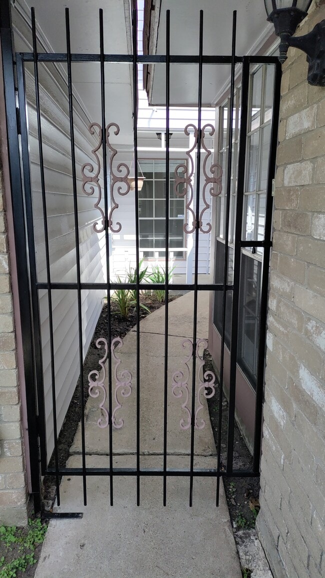 Building Photo - 15622 Barbarossa Dr