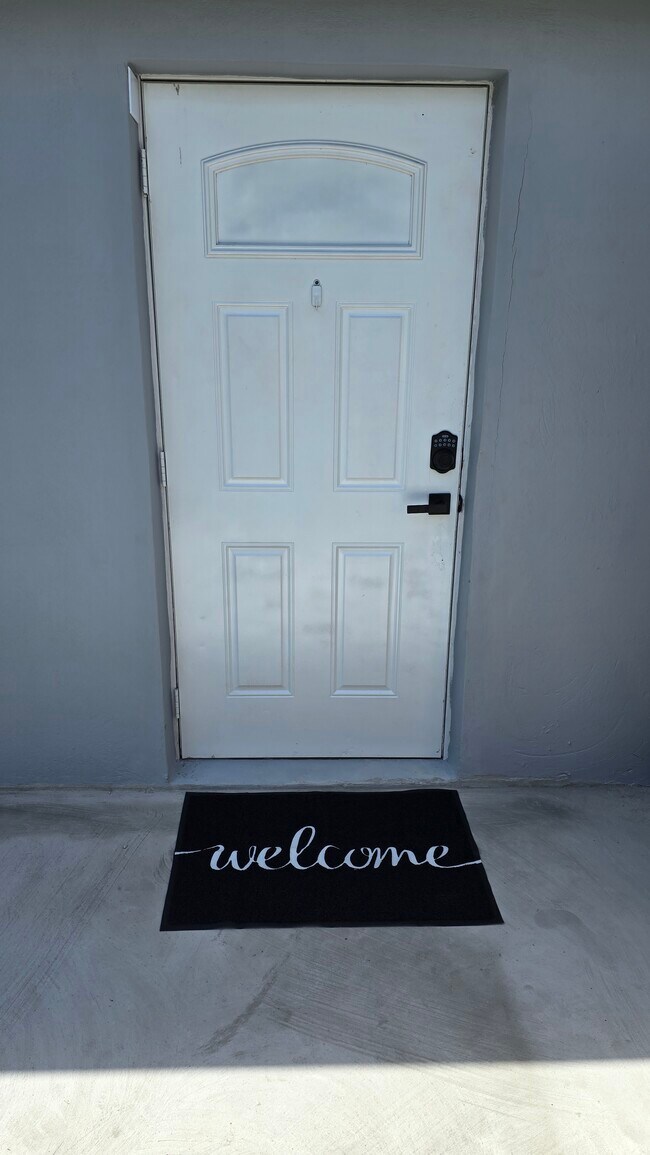 Bienvenidos - entrada privada independiente con acceso sin llave. - 19353 SW 103rd Ct