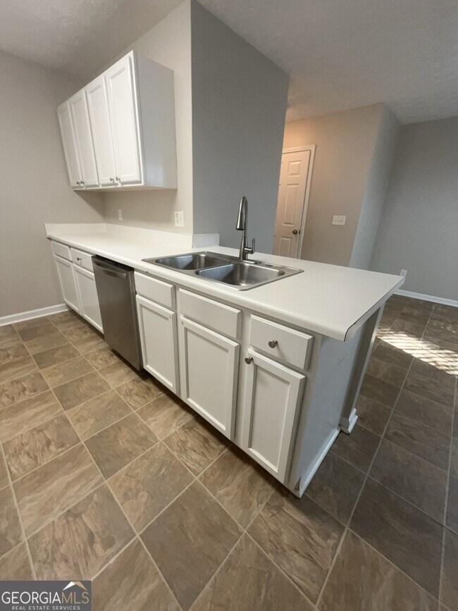 Foto del edificio - 5801 Strathmoor Manor Cir