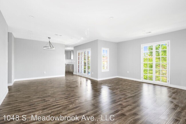 Foto del edificio - 1048-1050 Meadowbrook Ave