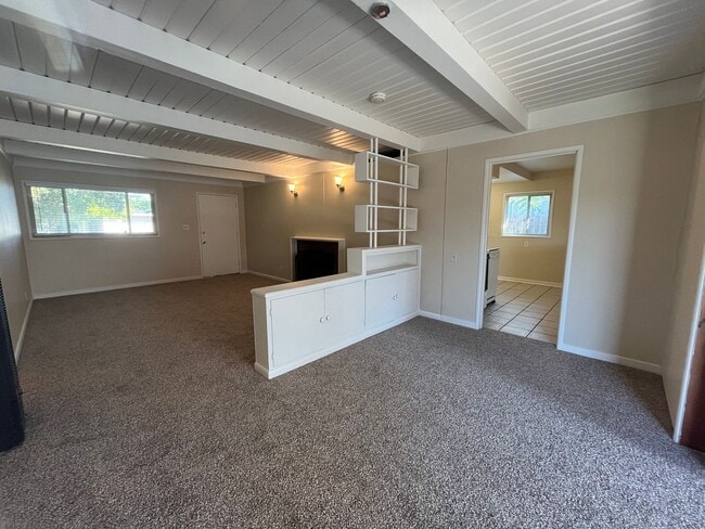 Foto del edificio - 2 bed 1 bath single family home with back yard and garage space