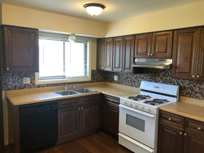 Building Photo - 10417 Dearlove Rd