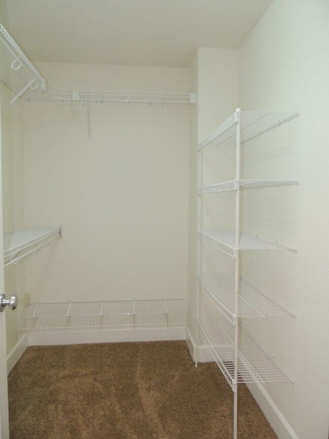 Building Photo - Spacious 3-Bedroom End-Unit Townhome in a Charming Cul-de-Sac