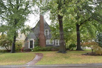 Building Photo - 255 E 27th Pl