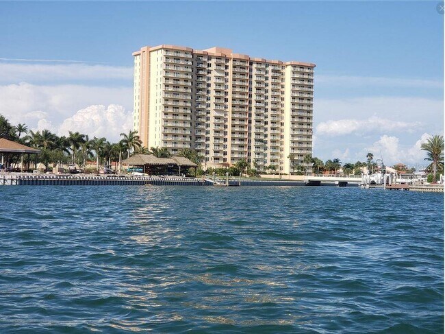 Foto del edificio - 4900 Brittany Dr S
