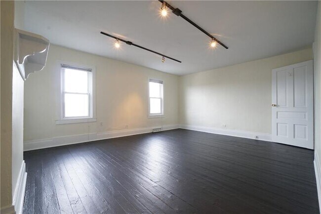 Large Bedroom - 3513 Melwood Ave
