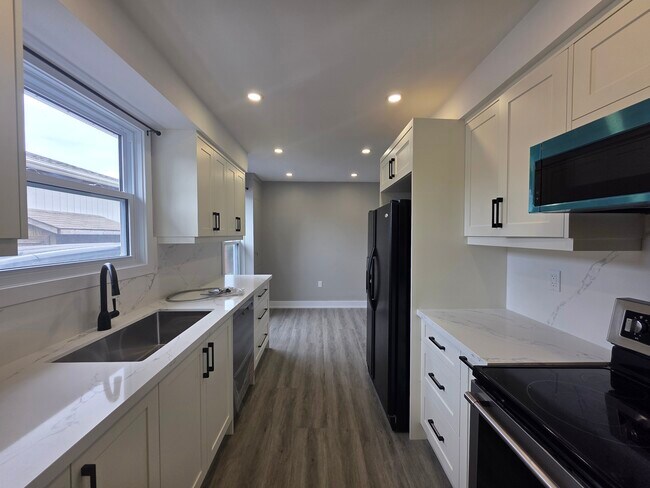 Building Photo - Never-Lived-In, Fully Renovated Upper-Leve...