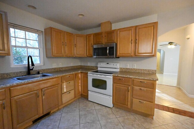 Foto del edificio - Stunning 3BR / 3BA Home on 2.48 Acres – Hillsborough, NC