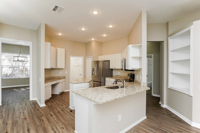 Foto del edificio - 8740 Ashworth Dr