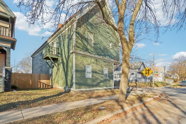 Building Photo - 3405 W Auer Ave