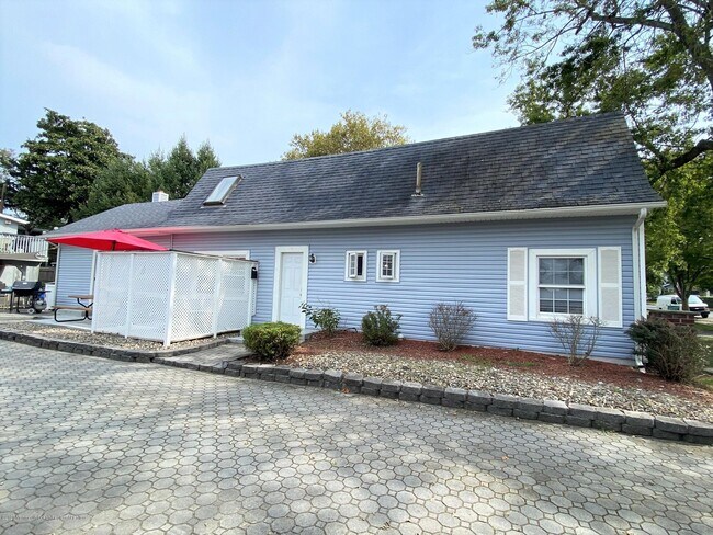 Building Photo - 508 11th Ave