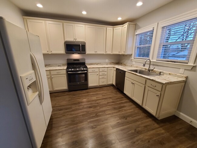 Kitchen- dishwasher/microwave/gas stove - 206 Liverpool Ave