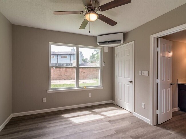 Building Photo - 1819 Cove Park Dr