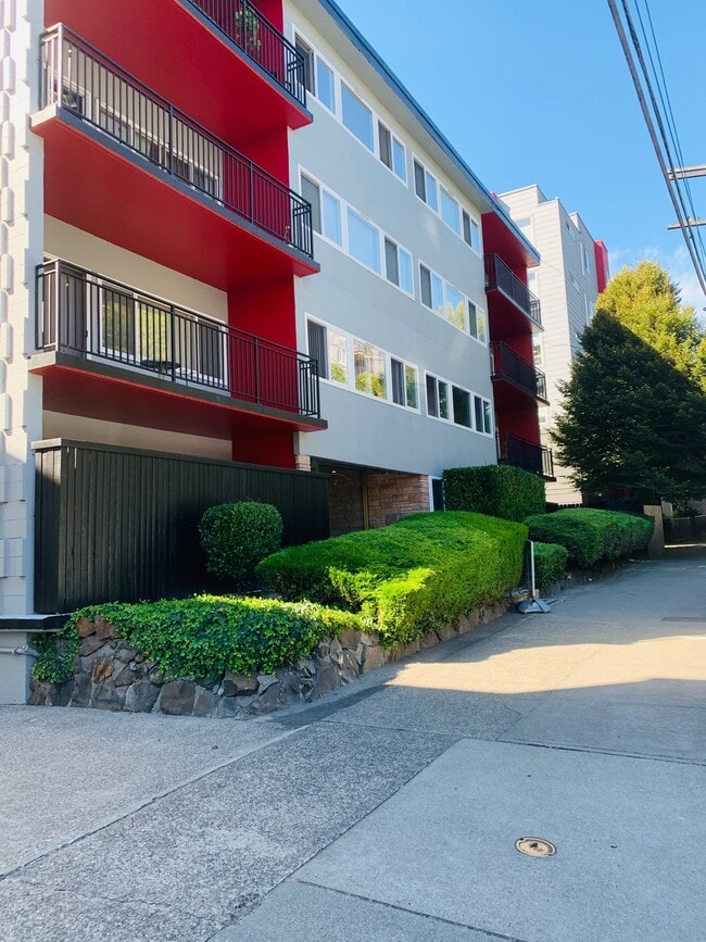 Building Photo - Bellevue Place Apartments