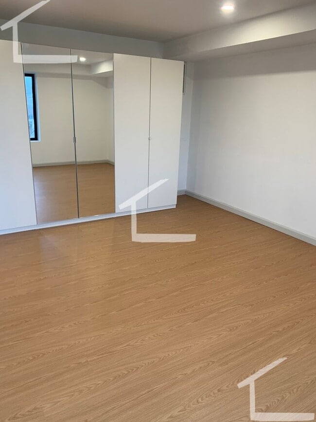 Building Photo - Great 3 bedroom right on the Green Line!