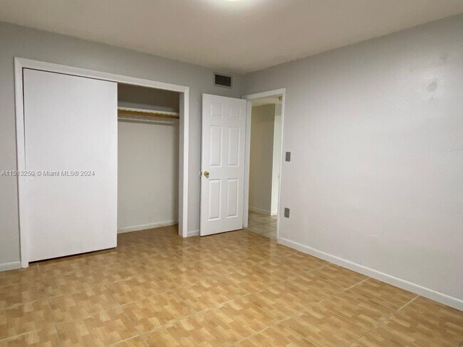 Building Photo - 9454 SW 77th Ave