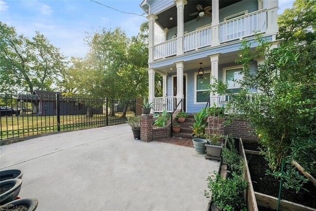 Photo - 1420 E 31st St House