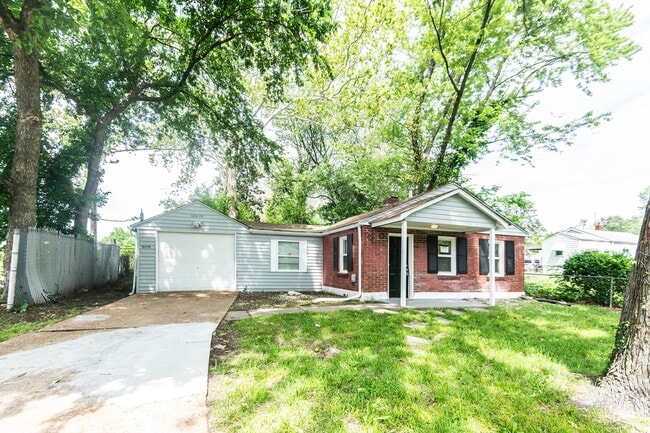Building Photo - Amazing 3 Bedroom 1 Bathroom Home