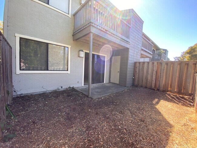 Building Photo - 900 Cambridge Dr