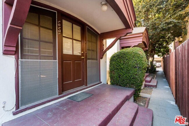 entrada frontal - 1610 N Serrano Ave