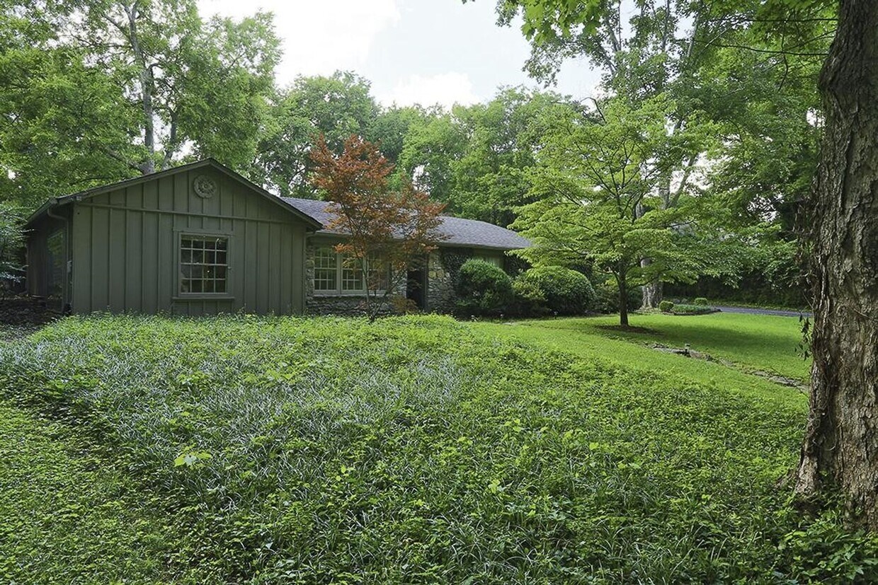 Primary Photo - Stone cottage with great personality on 1 ...