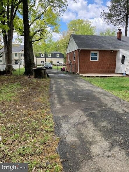 Foto del edificio - 6438 Windham Ave