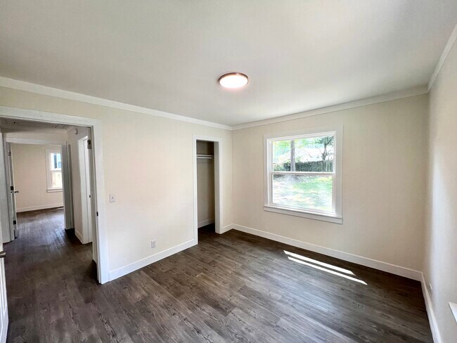 Foto del edificio - 1623 E Sullenberger Ave