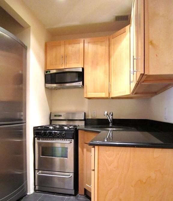 Foto del edificio - 422 E 9th St