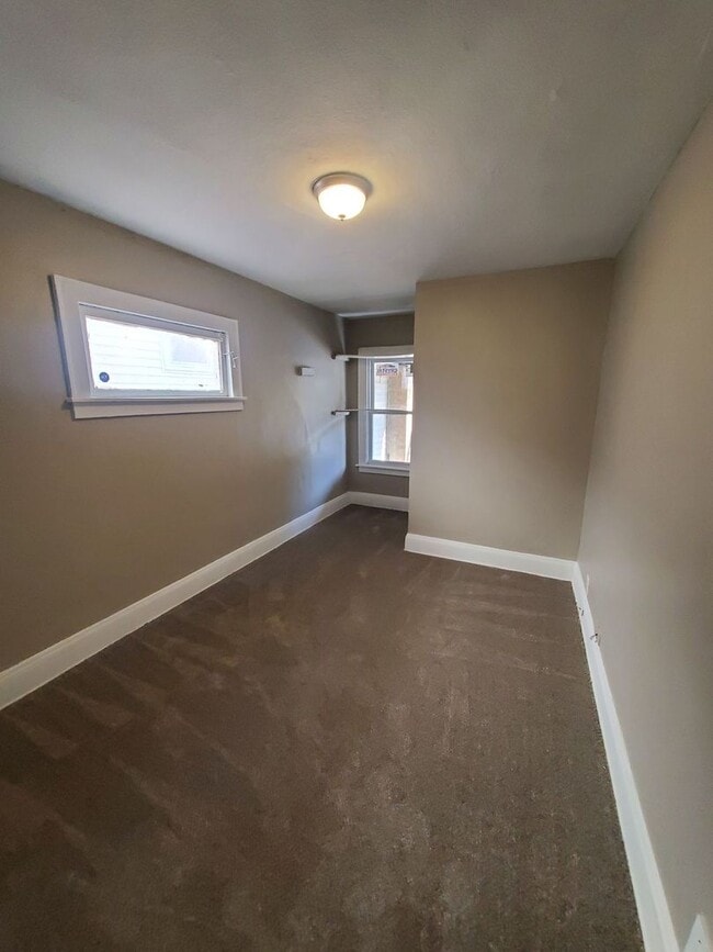 Building Photo - 3 Bedroom Single Family