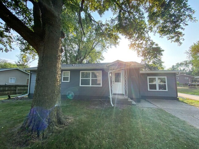Building Photo - Updated 3 Bedroom House!