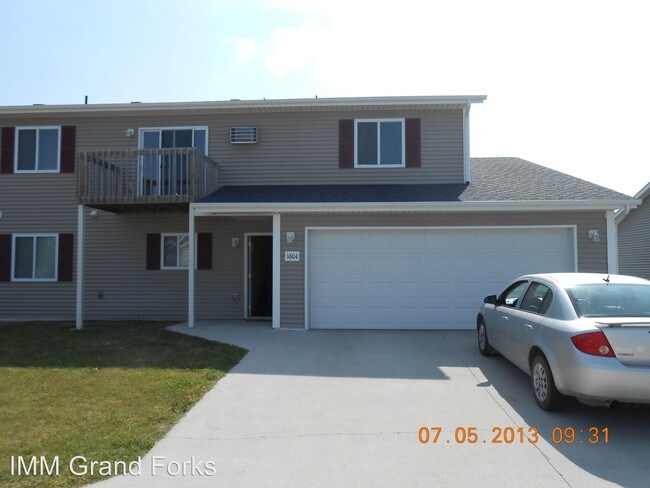 Building Photo - 1609-1610 Spruce Dr NE