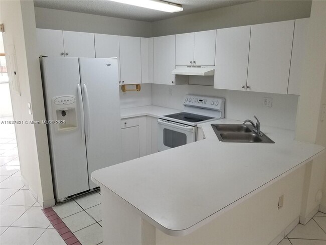 Foto del edificio - 8851 NW 119th St