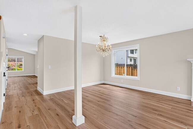 Foto del edificio - Beautifully Refreshed Clackamas Home with Bright Interiors & Private Backyard Retreat