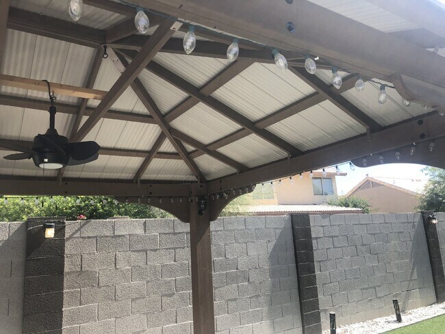 Foto del edificio - Beautiful 2 Story POOL Home with LOTS of U...