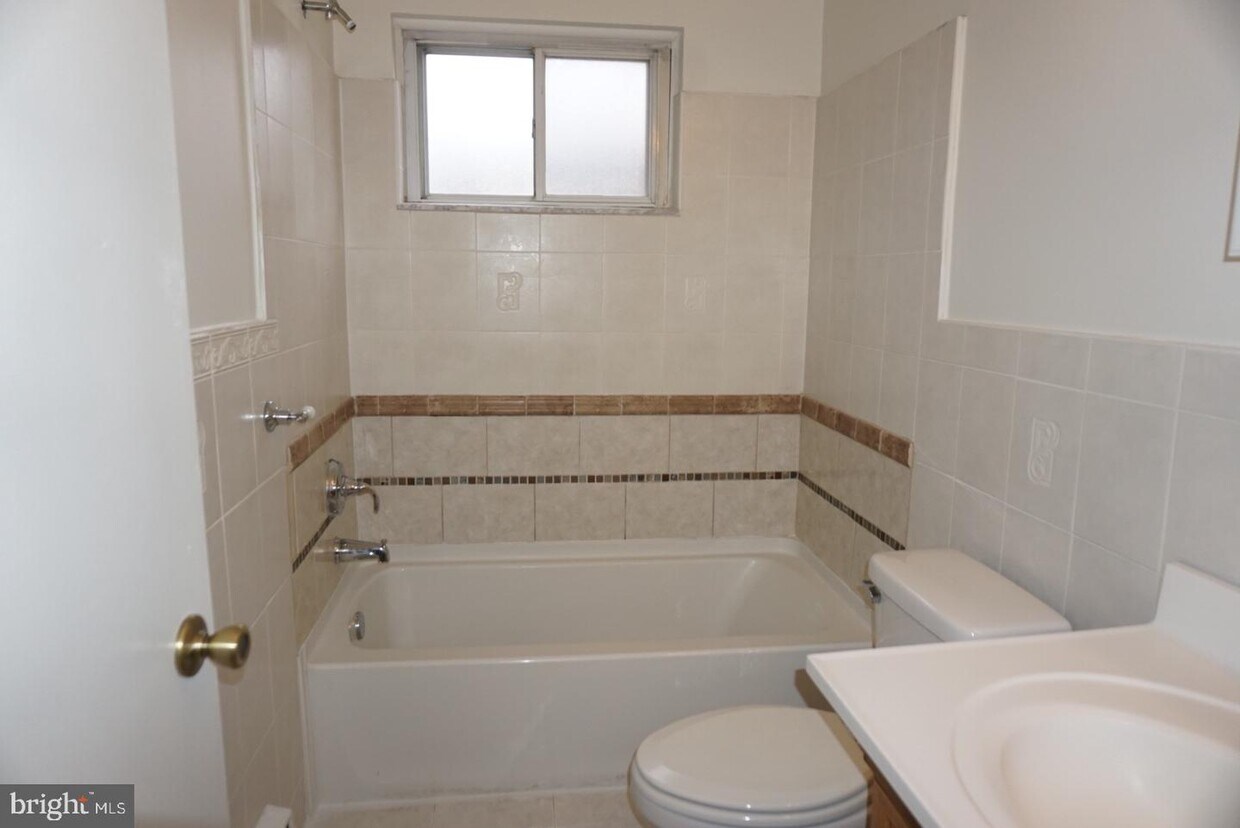 Foto principal - 335 E Lancaster Ave