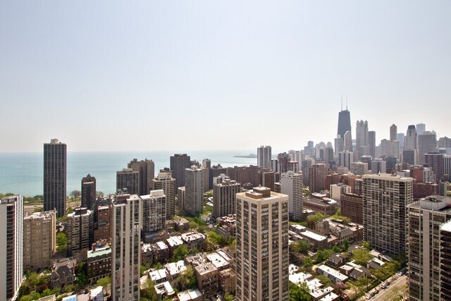 Foto del edificio - 1560 N Sandburg Terrace