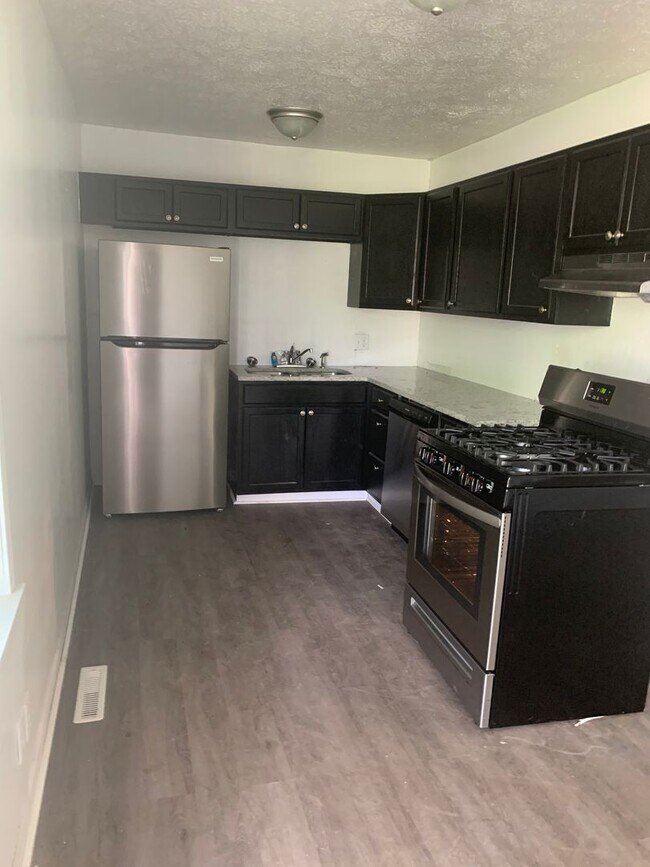 Foto del edificio - 2 bedroom 1 bathroom duplex with a Carport