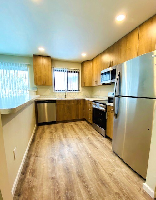 Vista total de la cocina Spruce actualizada - Eastern Lofts Apartment Homes