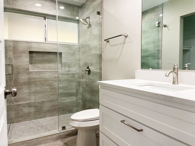 Foto del edificio - 4 bdrm, 2 bath - NEWLY Remodeled