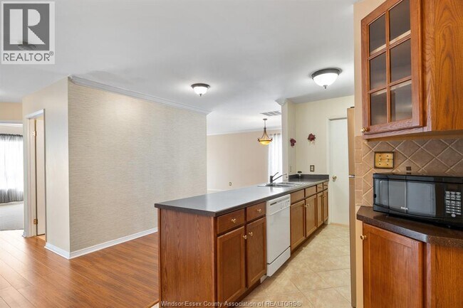 Building Photo - 5000 Wyandotte St E