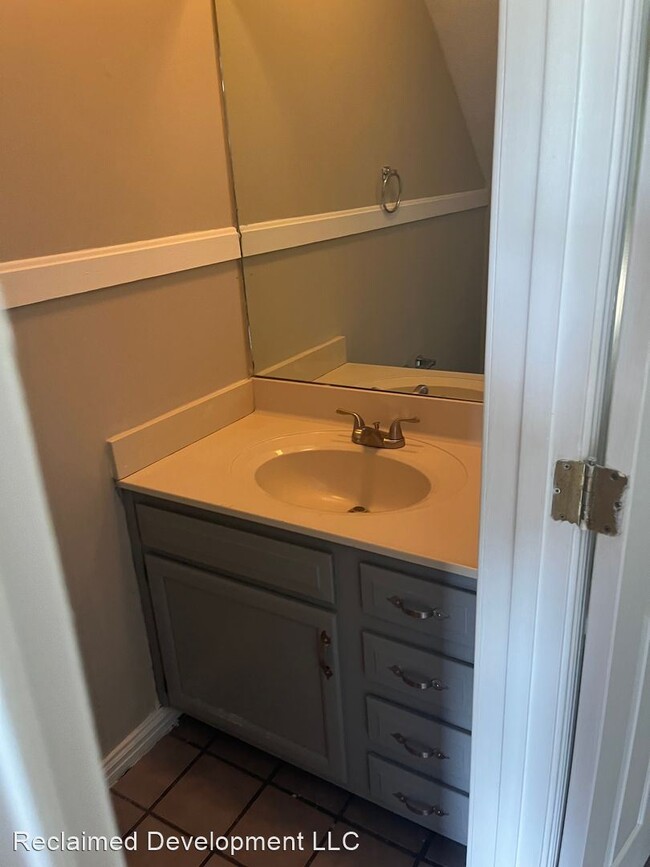 Building Photo - 2 br, 1.5 bath House - 408 Bainbridge Cour...
