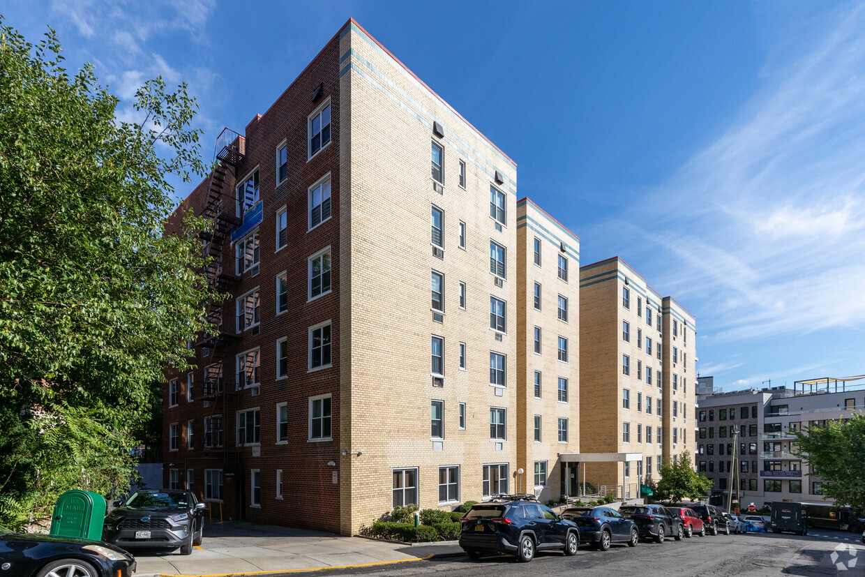 Primary Photo - 2390 Palisade Ave