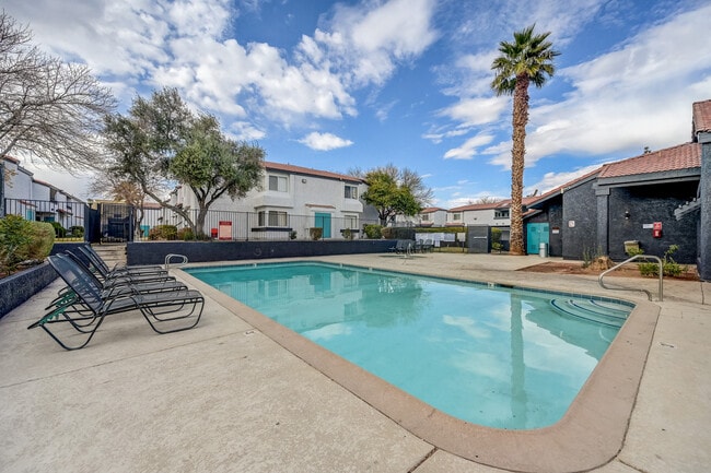 Pool - Valencia Apartments