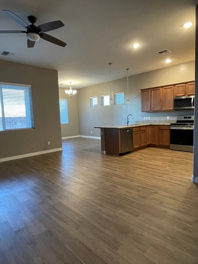 Cocina/Área familiar - 5649 N Teaberry Ln