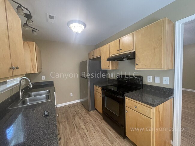 Building Photo - Beautiful 3b Room! Move in ready!