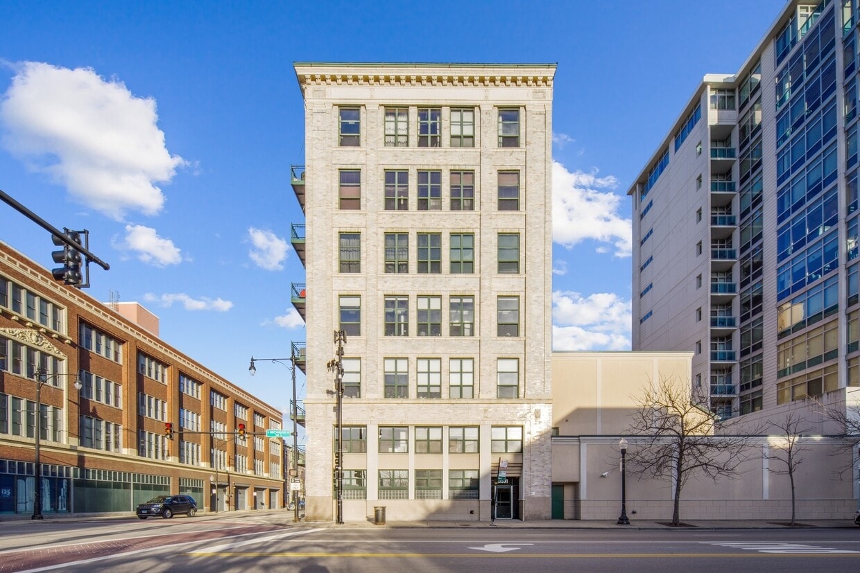 Primary Photo - 1801 S Michigan Ave