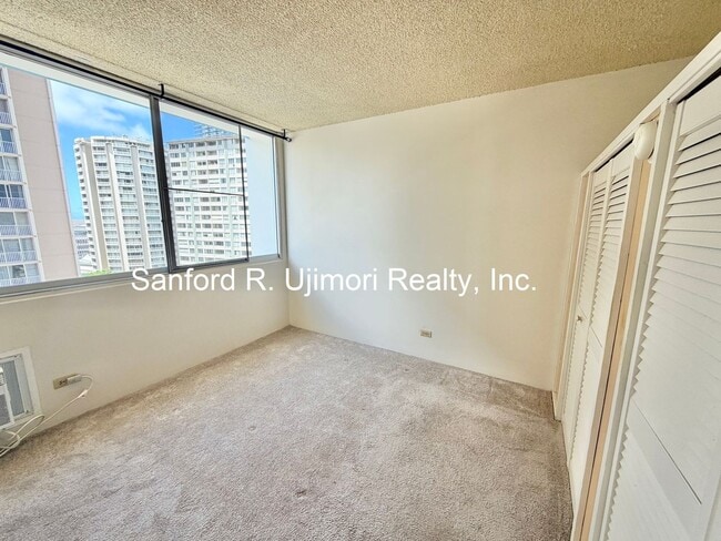 Building Photo - 1560 Kanunu St