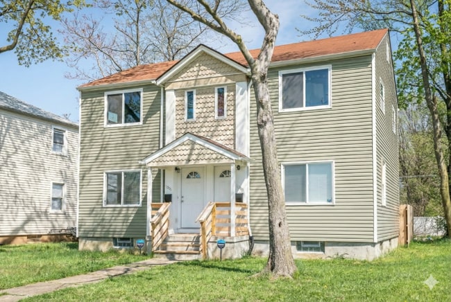 Building Photo - 1096 E 22nd Ave