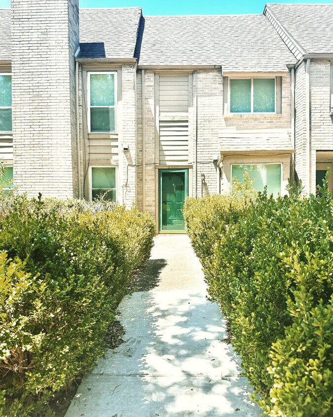 Front - 2111 Greenbriar Colony Dr